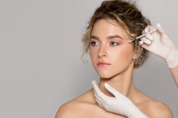 Cuando decides realizarte un tratamiento de bótox, una de las dudas más comunes que surge es sobre la necesidad de un retoque 15 días después. En este artículo de Derma...